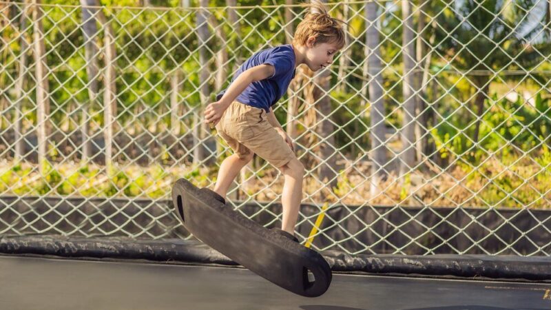 Jak zainstalować trampolinę wkopywaną w ziemię: krok po kroku
