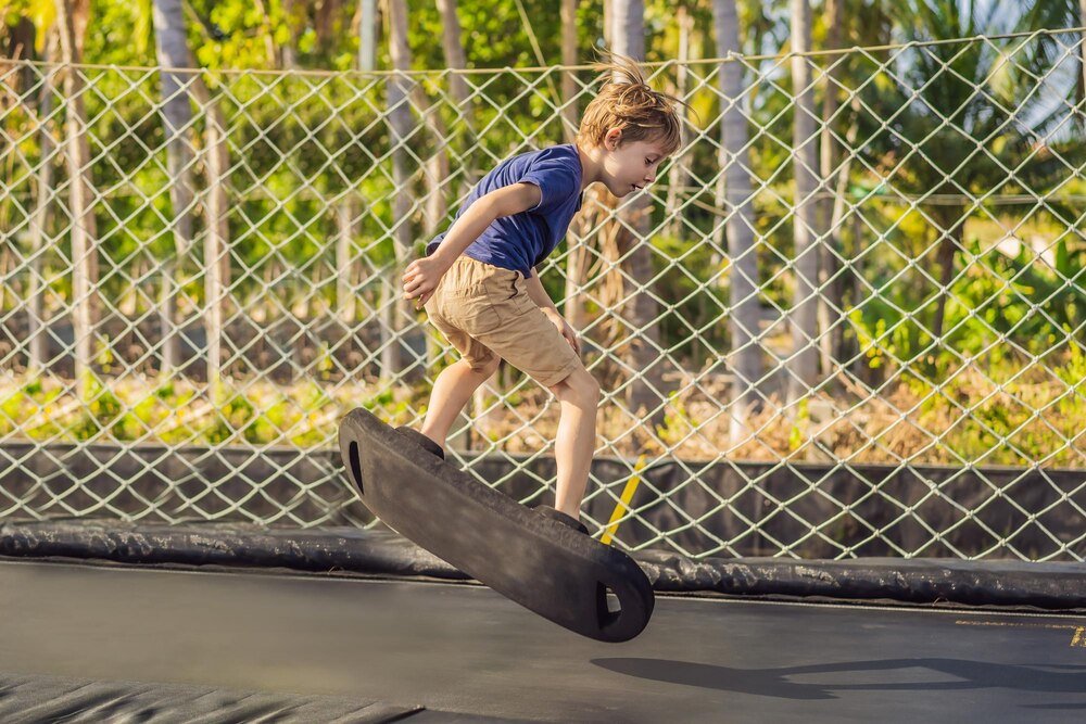 Jak zainstalować trampolinę wkopywaną w ziemię: krok po kroku
