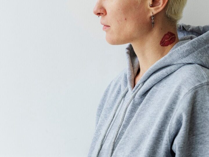 Microdermal piercing na dekolcie: wszystko, co musisz wiedzieć