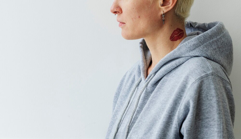 Microdermal piercing na dekolcie: wszystko, co musisz wiedzieć