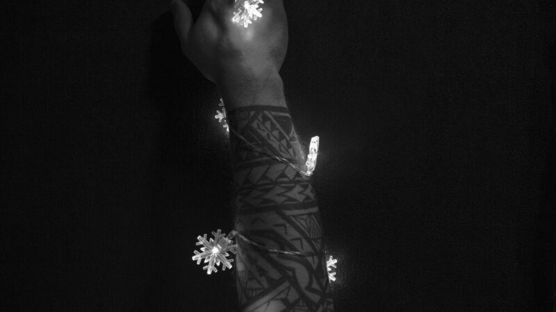 Tatuaże damskie na ramieniu: delikatne wzory i inspiracje