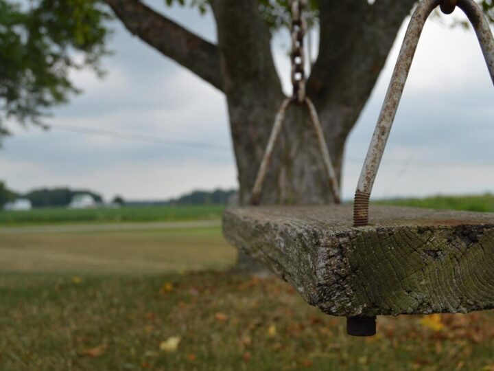 Jak zrobić drewnianą huśtawkę ogrodową z kantówek – krótki przewodnik