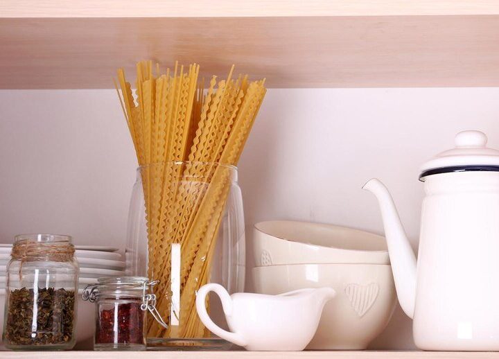 Wysuwane kosze i półki do szafek kuchennych – jak zorganizować kuchnię