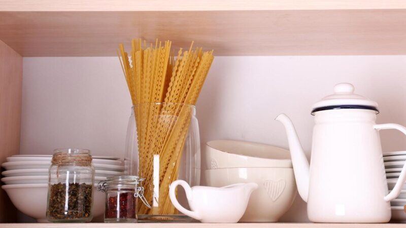 Wysuwane kosze i półki do szafek kuchennych – jak zorganizować kuchnię